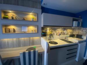 Køkken eller tekøkken på Hotel em CABO FRIO Cond Royale - Av N S Assunção 239, bairro Passagem - un 229