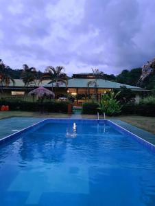 een groot blauw zwembad voor een gebouw bij inya lodge in Ciudad Cortés