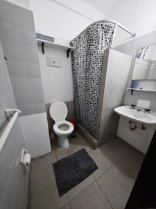 Koupelna v ubytování Monoambiente en Necochea frente a la playa hasta 4 personas