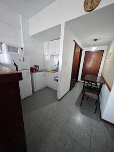 Kuchyň nebo kuchyňský kout v ubytování Monoambiente en Necochea frente a la playa hasta 4 personas