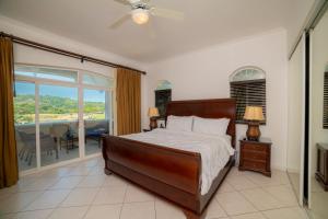 En eller flere senge i et værelse på Colina 5D - 3 bdr 2 bath Family