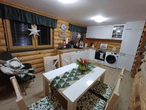 Η κουζίνα ή μικρή κουζίνα στο Zrub Zuzana