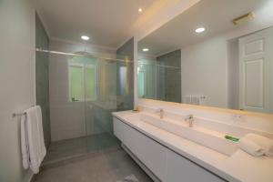 Et badeværelse på Colina 5D - 3 bdr 2 bath Family