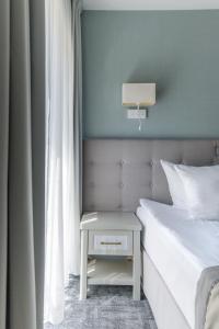 ソポトにあるHotel Aqua Sopot - Destigo Hotelsのベッドルーム1室(ベッド1台付)、窓際のナイトスタンドが備わります。 +22枚の写真