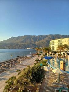 ein Resort mit Swimmingpool und Strand in der Unterkunft Maritonia's comfort apartment in Loutraki