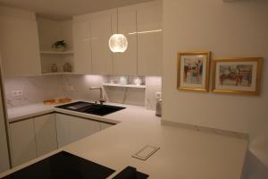 Kuchyň nebo kuchyňský kout v ubytování Schicke Ferienwohnung für 2