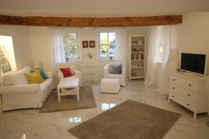 TV a/nebo společenská místnost v ubytování Schicke Ferienwohnung für 2