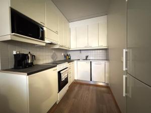 Η κουζίνα ή μικρή κουζίνα στο Saunallinen kaksio Lutakossa -Huippusijainti!