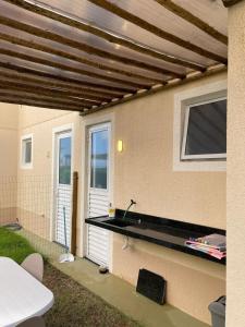 Μια τηλεόραση ή/και κέντρο ψυχαγωγίας στο Apartamento completo próximo à praia de ponta negra