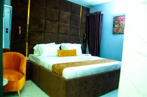 Un pat sau paturi într-o cameră la El-Nido Hotel by Kdove