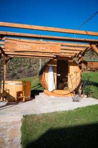 duża drewniana konstrukcja z łodzią w środku w obiekcie Vikendica i odmaraliste JuliE, Sarajevo-Jahorina w mieście Tvrdimići