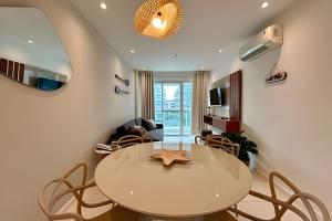 een eetkamer met een tafel en stoelen bij Lindo Apto, Prédio beira mar c/ Piscina e Hidro in Cabo Frio