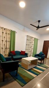 un soggiorno con divani e un tavolino da caffè di The Jungle Gate Villa a Udaipur