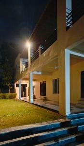 una vista notturna di una casa con una scala di The Jungle Gate Villa a Udaipur