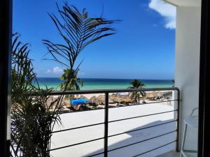 ein Balkon mit Blick auf den Strand in der Unterkunft Simple y Luxury in Progreso