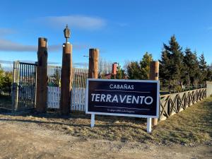 纳塔列斯港Cabañas Terravento的栅栏前的标志