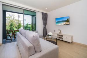 ein Wohnzimmer mit Sofa und Tisch in der Unterkunft Phuket Family apartment in Phuket