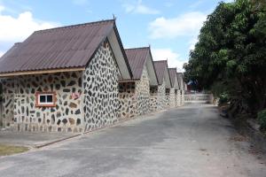 een rij stenen schuren met een dak bij คันทรี รีสอร์ท 