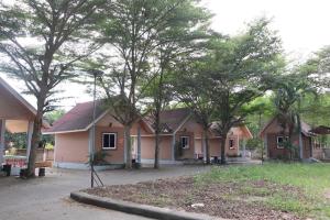 een rij huizen met bomen in een park bij คันทรี รีสอร์ท 