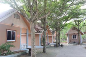 a row of houses with trees in front of them at คันทรี รีสอร์ท in Ban Nong Bua