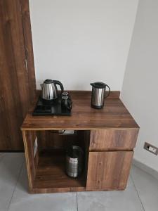 un bancone di legno con due pentole e padelle sopra di Corbett Crown Resort a Ramnagar