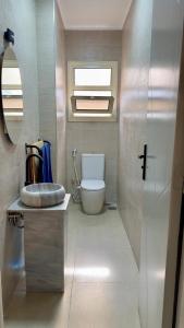 Ванная комната в Luxury Apartment in Dokki شقة فاخره في الدقي +15 фотографий