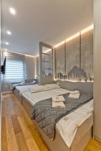 BukorovacにあるQueen Lidijaのタオルが敷かれたベッドが2つある寝室