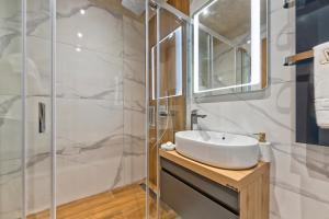 een badkamer met een wastafel en een douche bij Queen Lidija in Zlatibor +44 foto's