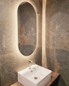 ein Badezimmer mit Waschbecken und Spiegel in der Unterkunft Gorje Tara in Sekulić 