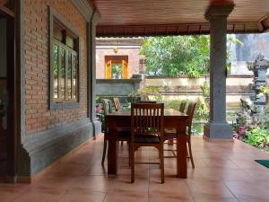 Una mesa y sillas de madera en un patio. en Vacation home with pool in Ubud, Bali, en Ubud 72 fotos más
