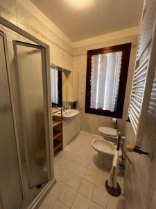 a bathroom with a toilet and a sink at Grey Heron's Nest, il tuo nido a Vicenza in Vicenza
