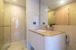 ein Badezimmer mit Waschbecken und Dusche in der Unterkunft Phuket Family apartment in Phuket + 53 Fotos