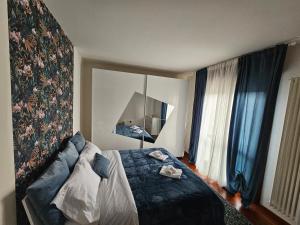 a hotel room with a bed and a large mirror at Blu Petrolio Stay-Karabas Apartments in Vicenza