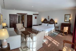 a bedroom with a bed and a living room at Parador de Plasencia in Plasencia +42 photos