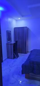 Ένα ή περισσότερα κρεβάτια σε δωμάτιο στο Subscribe to Famous Channel +1 φωτογραφίες