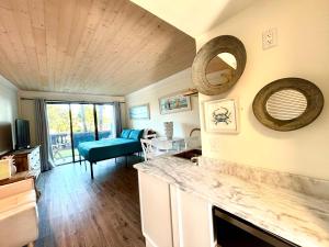 Μια τηλεόραση ή/και κέντρο ψυχαγωγίας στο Dockside Dream-Waterfront-Boat Slip-Downtown