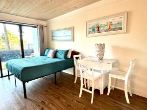 Ένα ή περισσότερα κρεβάτια σε δωμάτιο στο Dockside Dream-Waterfront-Boat Slip-Downtown