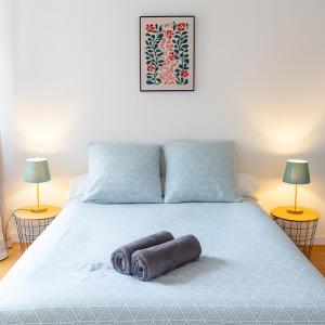 a bedroom with a bed with two pillows on it at Studio moderne, cosy & lumineux Chez Suzanne in Angers