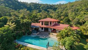 an aerial view of a house with a swimming pool at Mei Tai Cacao Lodge in Bijagua