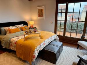 Ένα ή περισσότερα κρεβάτια σε δωμάτιο στο El Bulín de Redueña +36 φωτογραφίες