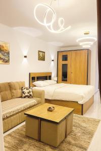 En eller flere senge i et værelse på Luxury Studio, pool, Private beach & close to Airport