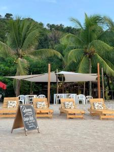 een groep stoelen en een bord op het strand bij Casa Gêmeos in Cayru +72 foto's