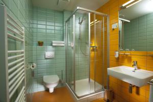 Koupelna v ubytování Hotel Kraví Hora + 31 fotografií