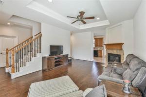 蒙哥马利Enchanted April Lake House 3 Bed 2 Bath的带沙发和电视的客厅