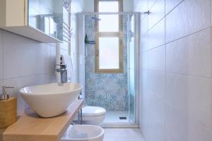 a bathroom with a sink and a toilet and a shower at Dimora Castelli Free Parking in Marghera +20 photos