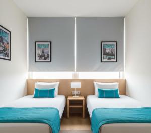 Кровать или кровати в номере Amire Suits