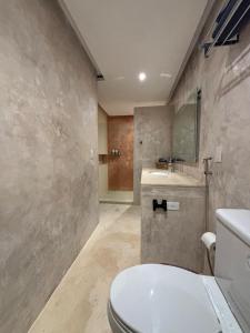 ein Badezimmer mit Toilette und Waschbecken in der Unterkunft Simple y Luxury in Progreso + 85 Fotos