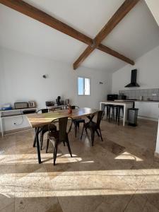 Una cocina con una mesa y sillas en una habitación. en Villa Nola, en Ventabren