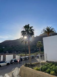 Cảnh núi rừng hoặc tầm nhìn ra núi từ căn hộ