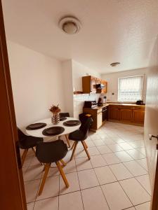 Una cocina y un comedor con mesa y sillas. en FeWo Haus 9, en Lahr